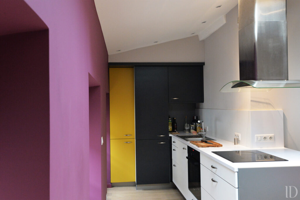 Rénovation d'un appartement bordelais en duplex avec cuisine équipée aux touches de couleur vive