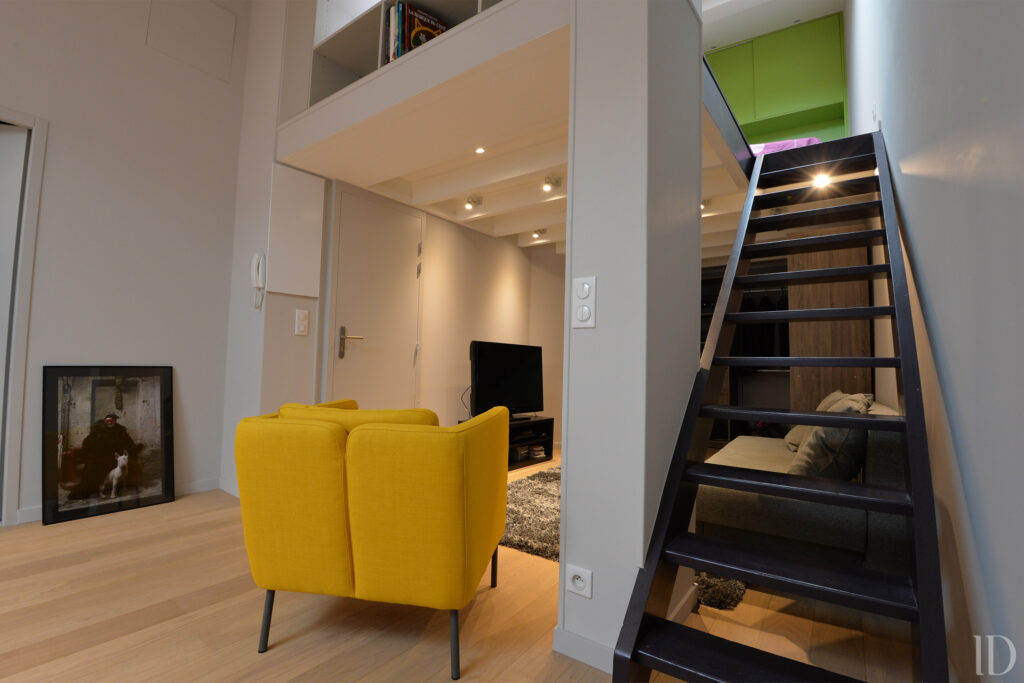 Rénovation d'un appartement bordelais en duplex aux touches de couleur vive. Création d'un espace salon sous mezzanine