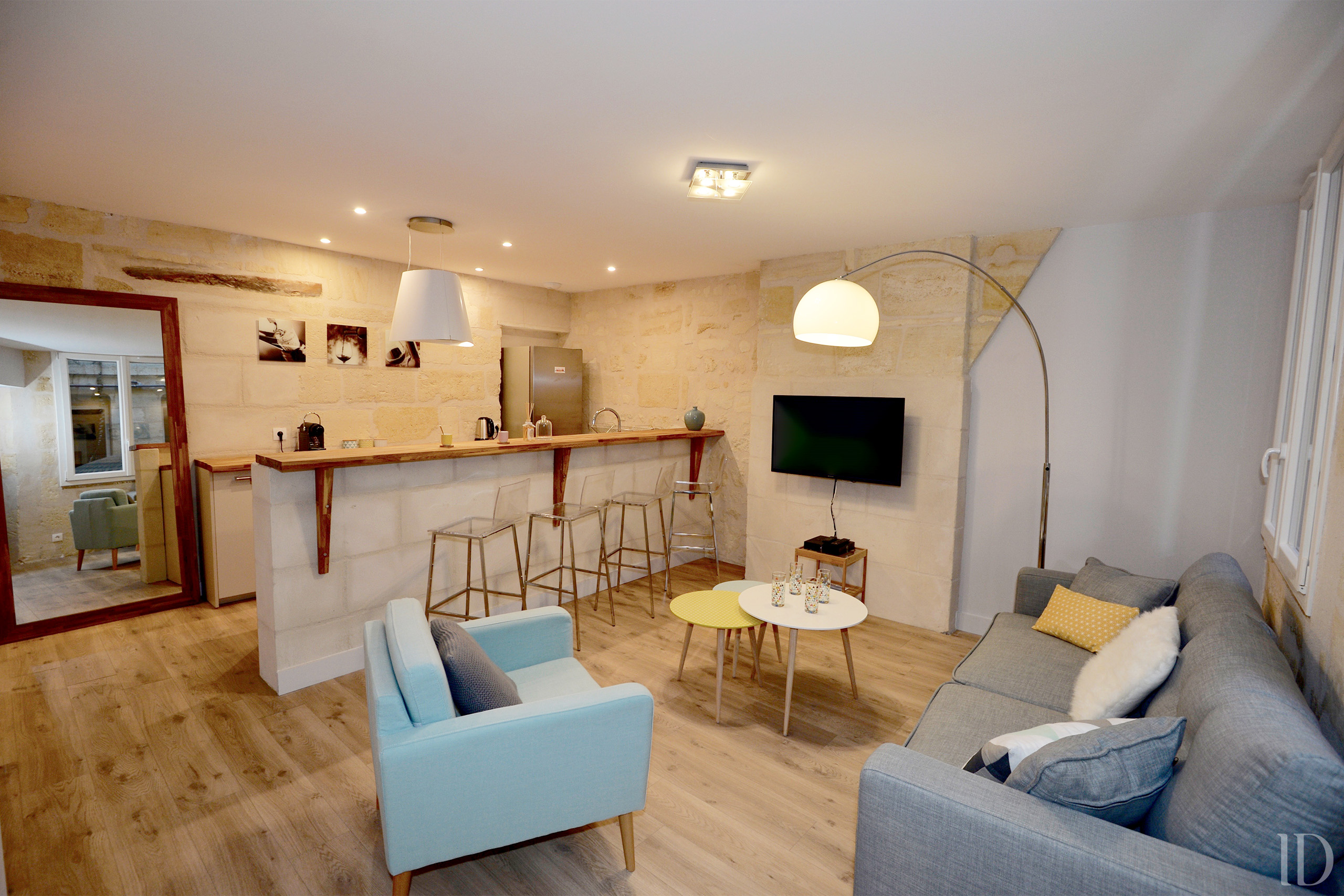 Rénovation d'un appartement à Bordeaux centre pour adaptation en établissement de nuit. Réalisation d'un espace cuisine ouvert sur le séjour avec mur en pierre apparente préservé.
