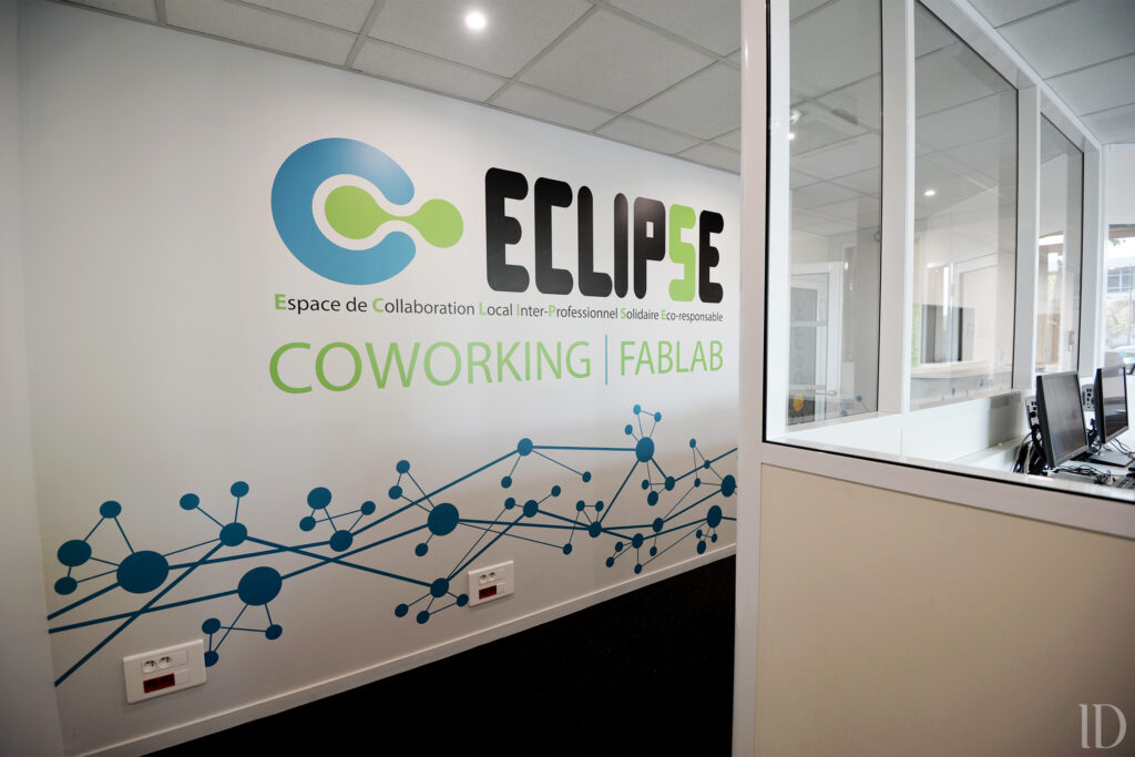 Réalisation d'un stickage avec charte graphique de l'espace de coworking Eclipse à Saint-Médard-en-Jalles