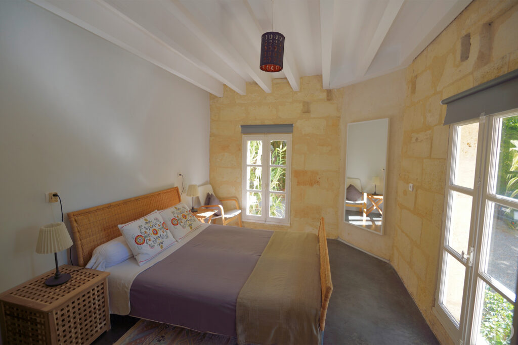 Rénovation d'une chambre parentale avec conservation du charme de la pierre apparente pour une ambiance chaleureuse