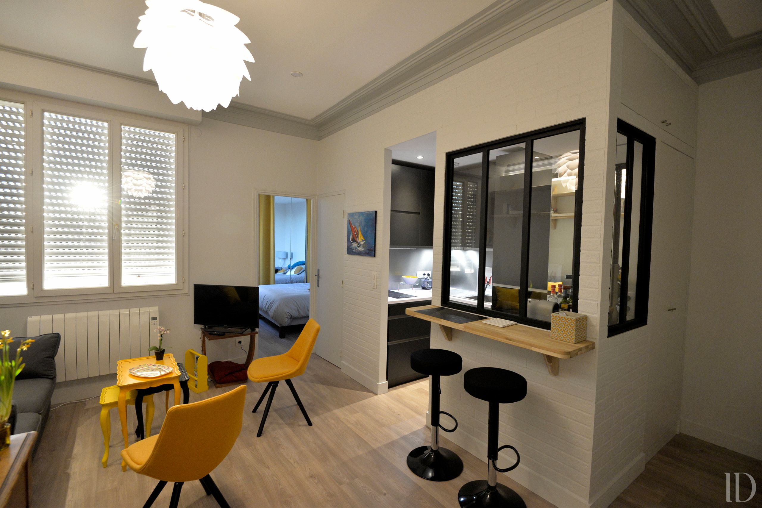 Rénovation entière d'un appartement T2. Rangement optimisé et cuisine ouverte sur séjour avec verrière atelier noir et mange debout
