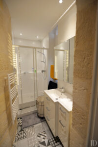 Rénovation d'une salle de bain dans un appartement T2 sur mesure avec optimisation de l'espace et conservation de la pierre apparente