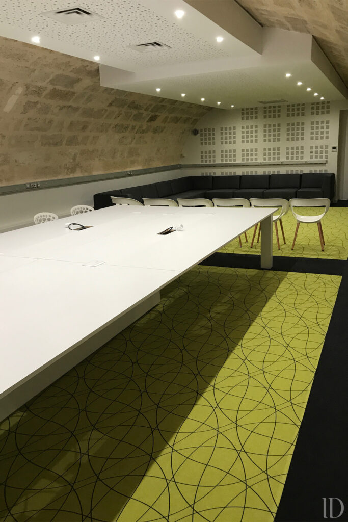 Réalisation d'une salle de réunion pour l'Ordre des Comptables de Bordeaux. Table sur mesure avec prises intégrées