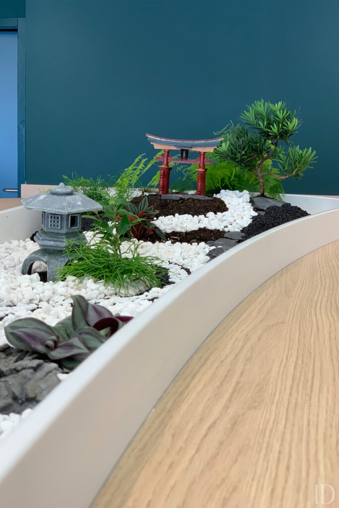 Réalisation d'une table sur mesure, avec en centre de table un jardin japonais pour le restaurant Sushi 7 à Eysines