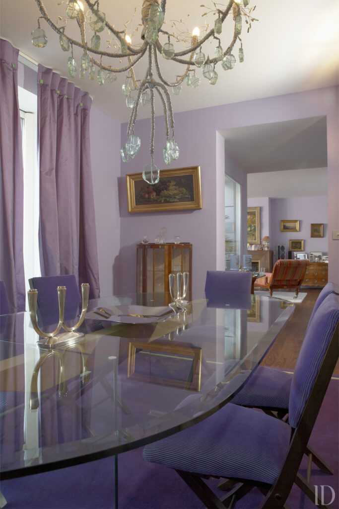 Aménagement d'une salle à manger dans le thème coloré souhaité par la cliente avec table en verre et chaises velours.